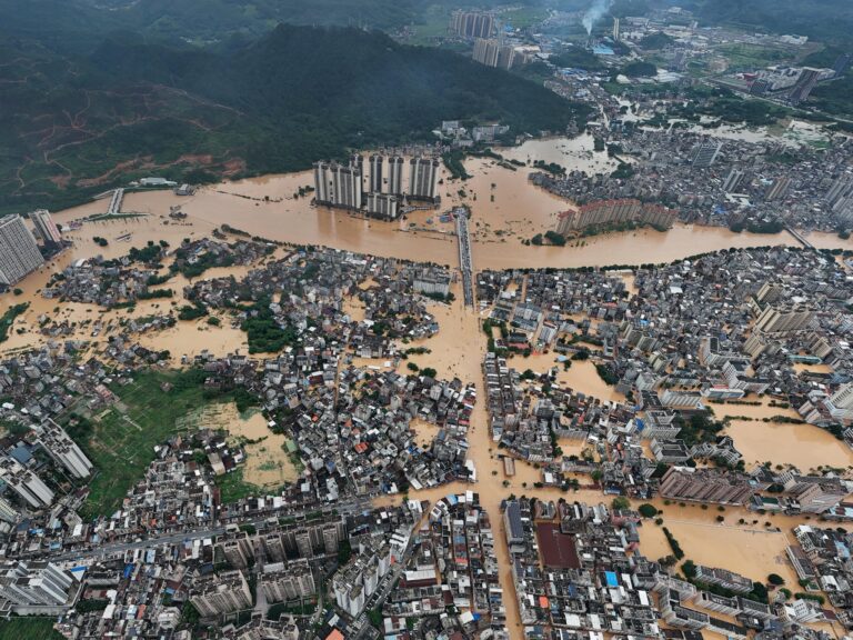 Torrential Floods in Southern China Displace 70,000, Affect Over 300,000