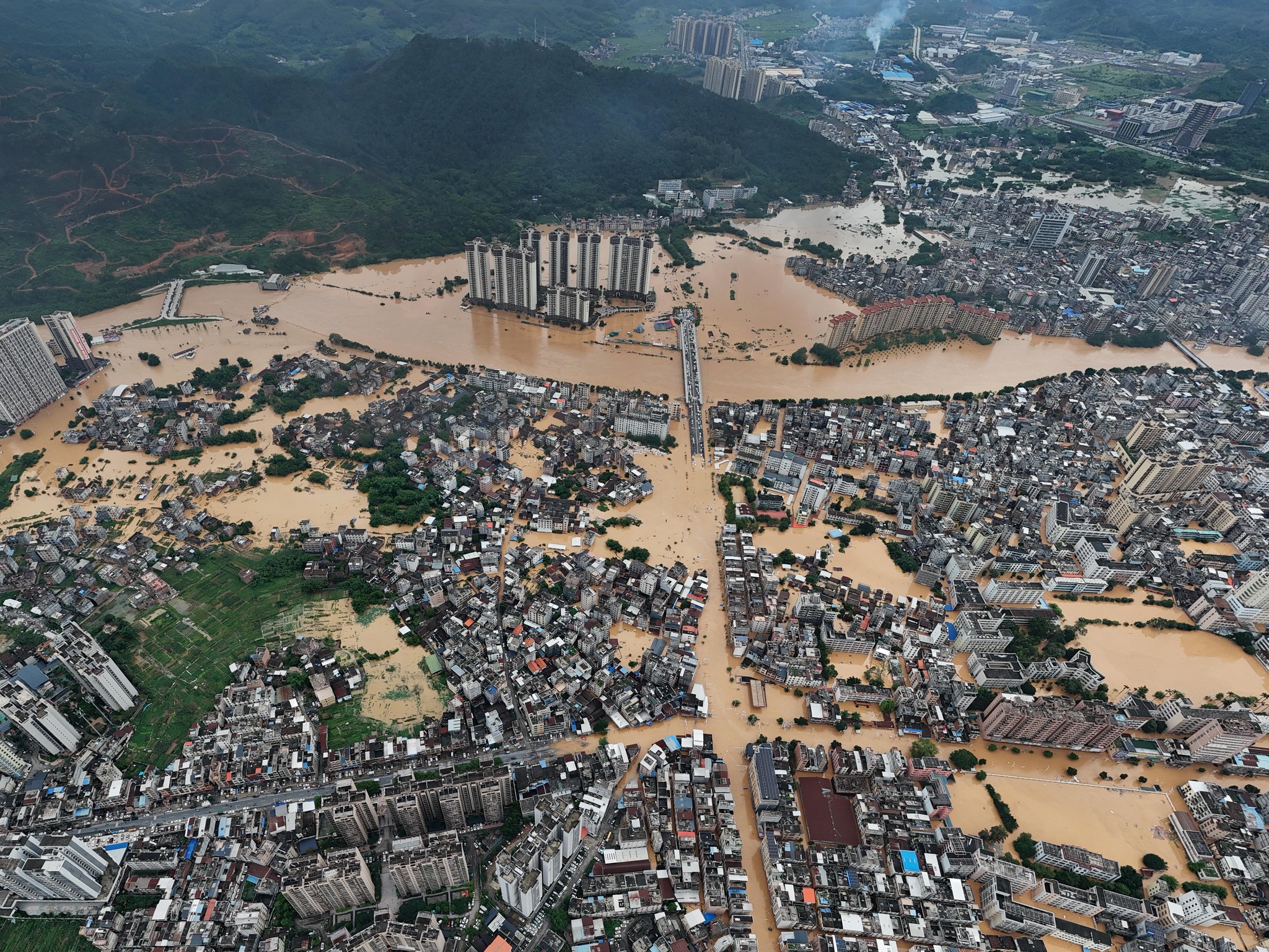 Torrential Floods in Southern China Displace 70,000, Affect Over 300,000