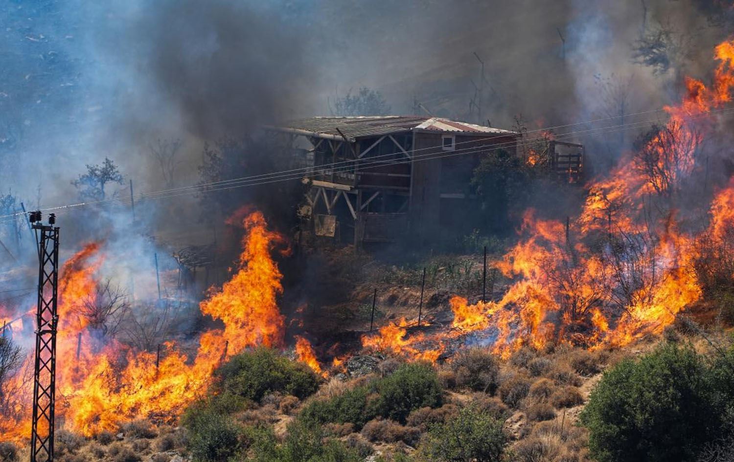 Turkey: Izmir Blaze Evacuates Hundreds, Grounds Flights, Injures Firefighters